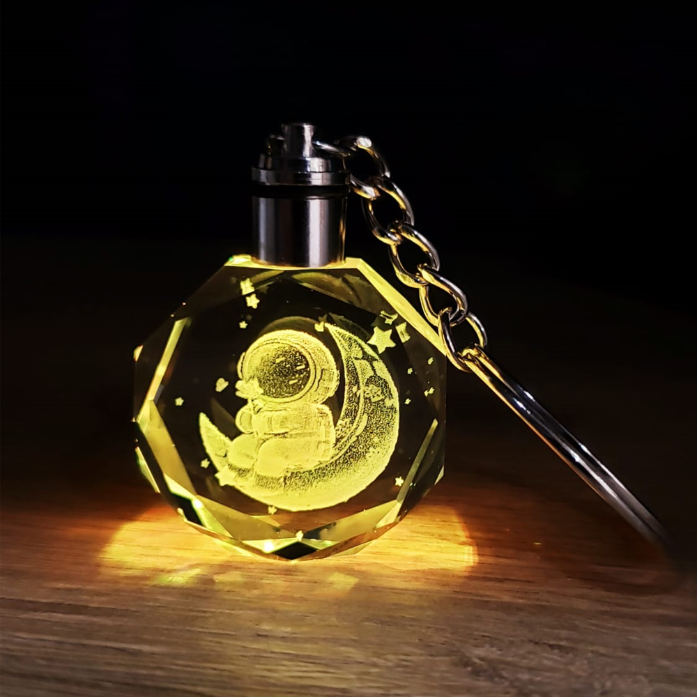 24242450479-1 Astronot Tasarımlı Renk Değiştiren Anahtarlık - Görsel 1