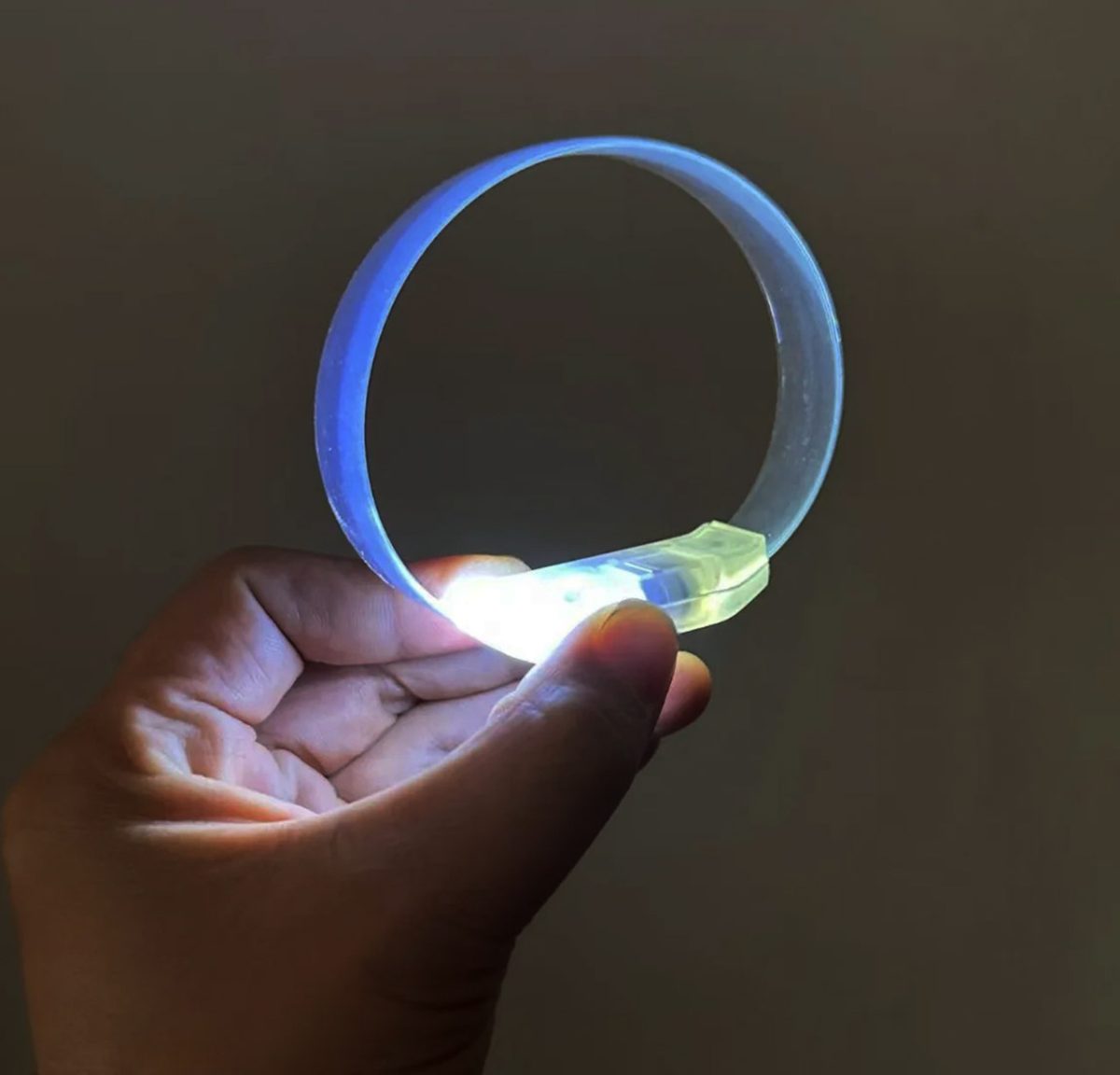 3-modlu-pilli-led-isikli-esnek-parti-bilekligi-beyaz-resim-5205 3 Modlu Pilli LED Işıklı Esnek Parti Bilekliği Beyaz - Görsel 1