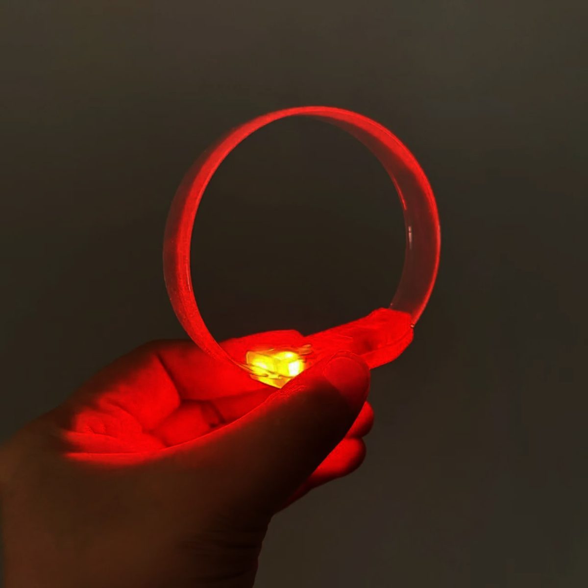 3-modlu-pilli-led-isikli-esnek-parti-bilekligi-kirmizi-resim-5204 3 Modlu Pilli LED Işıklı Esnek Parti Bilekliği Kırmızı - Görsel 1