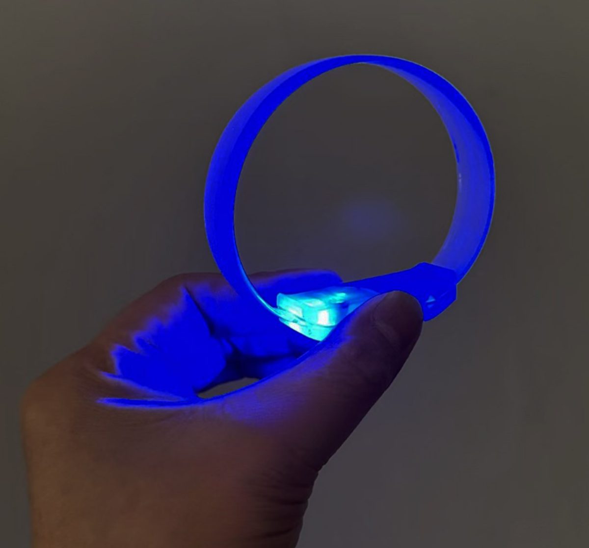 3-modlu-pilli-led-isikli-esnek-parti-bilekligi-mavi-resim-5206 3 Modlu Pilli LED Işıklı Esnek Parti Bilekliği Mavi - Görsel 1