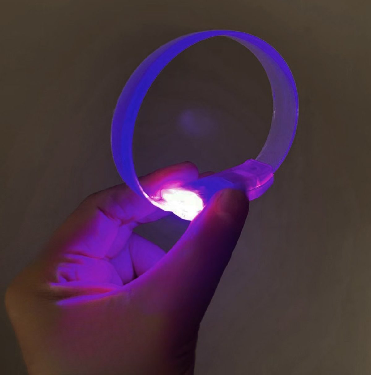 3-modlu-pilli-led-isikli-esnek-parti-bilekligi-mor-resim-5207 3 Modlu Pilli LED Işıklı Esnek Parti Bilekliği Mor - Görsel 1