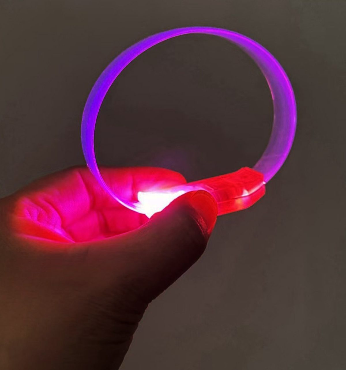 3-modlu-pilli-led-isikli-esnek-parti-bilekligi-pembe-resim-5210 3 Modlu Pilli LED Işıklı Esnek Parti Bilekliği Pembe - Görsel 1