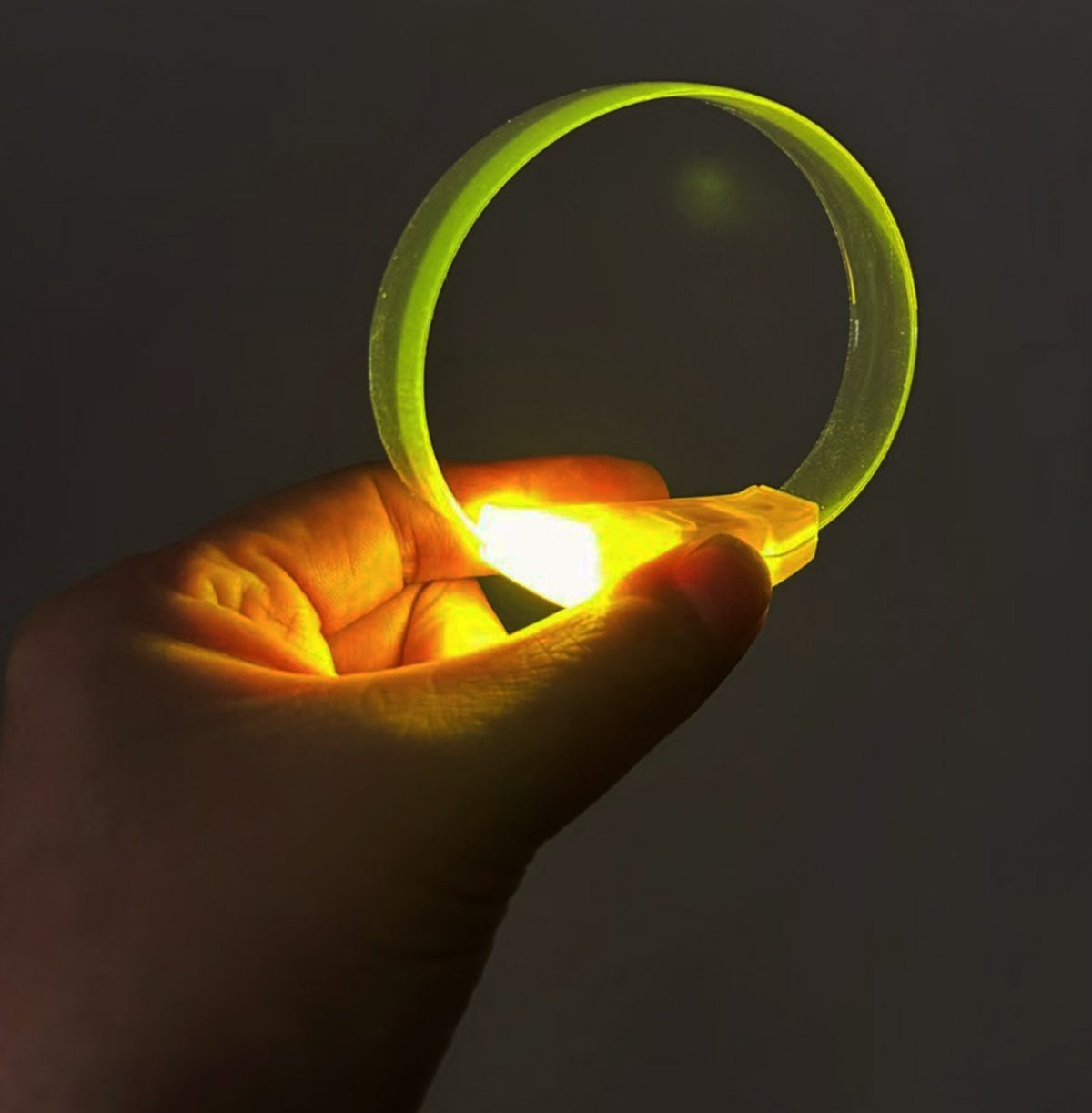 3-modlu-pilli-led-isikli-esnek-parti-bilekligi-sari-resim-5208 3 Modlu Pilli LED Işıklı Esnek Parti Bilekliği Sarı - Görsel 1