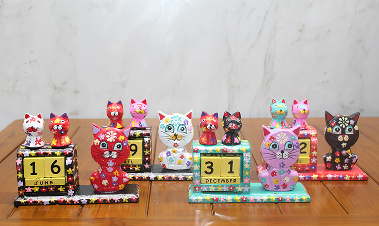 311220305 Ahşap Kedili Takvim Orta Boy - Görsel 1