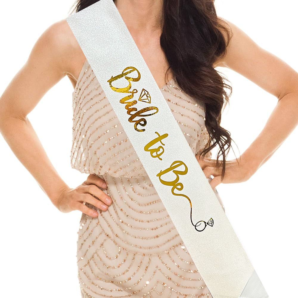 beyaz-uzeri-altin-italik-alyansli-bride-to-be-yazili-simli-isilt-resim-4697 Altın Bride To Be Yazılı Beyaz Kuşak - Görsel 1