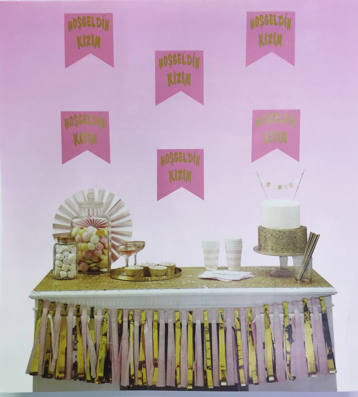 pembe-uzeri-altin-hosgeldin-kizim-flama-sus-9802 Hoşgeldin Kızım Yazılı Flama Süs Pembe Üzeri Altın Renk - Görsel 1